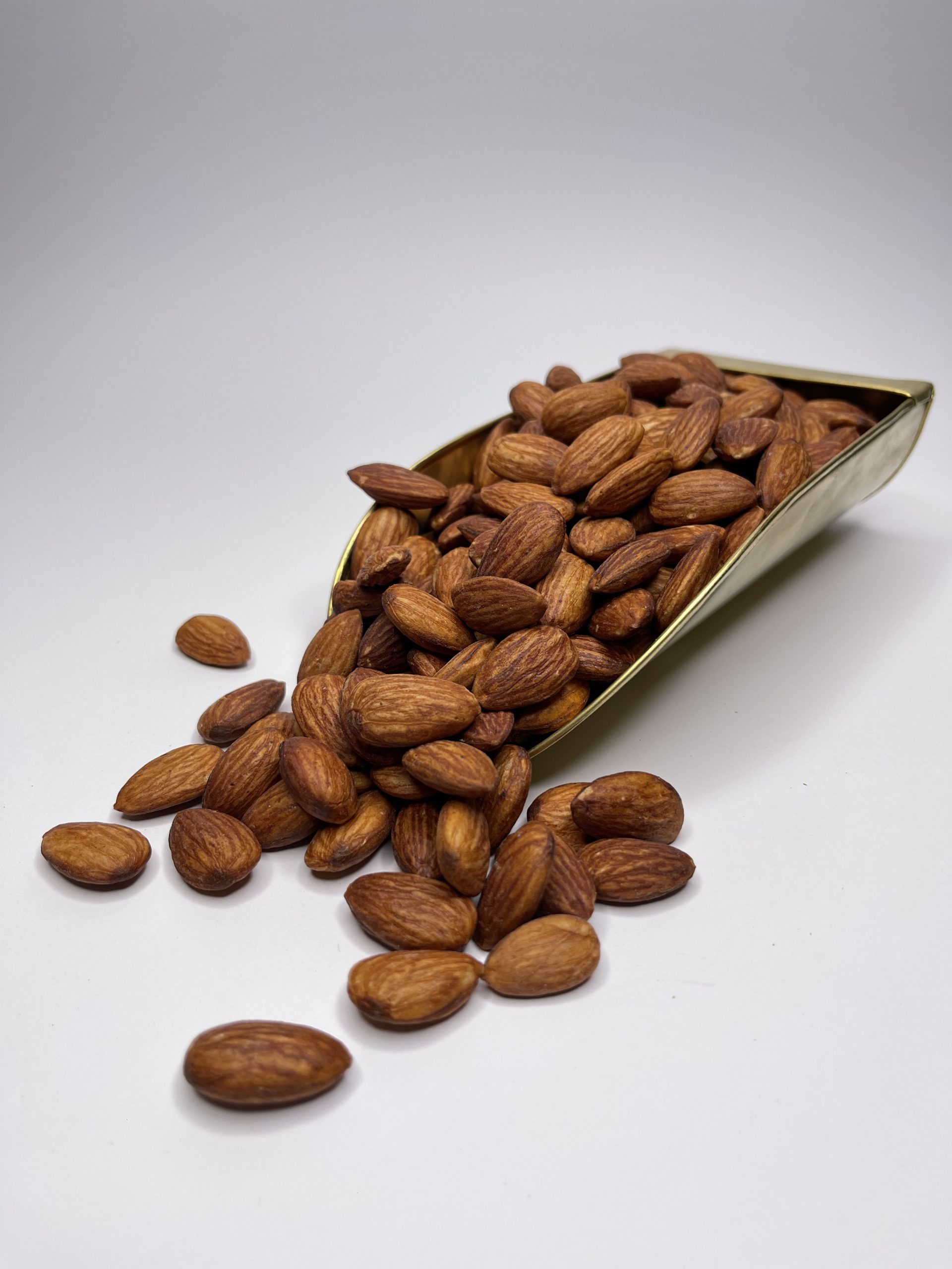 سروین نیلی ( مغز بادام دختی شور ) 1 IMG 5116 scaled 1 فروشگاه اینترنتی بوتیک آجیل و خشکبار Gonuts گوناتس